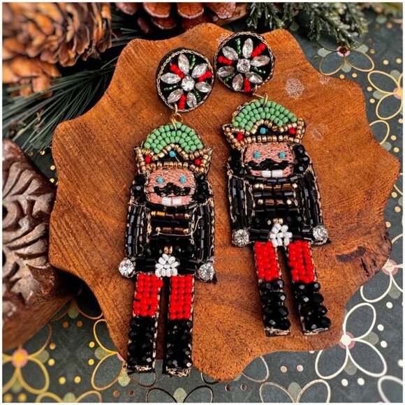 Nutcracker Wooden Soldier Christmas Holiday Seed Beaded Earrings NEW - Picture 3 of 3